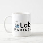Nr. 1 Lab Partner Science Friend Erlenmeyer Flask Koffiemok<br><div class="desc">Deze mok leest "#1 de Partner van het Laboratorium"met een erlenmeyer met de woorden "#1"op het,  alsof u een steekproef in het wetenschapslaboratorium etiketteerde. Ideaal voor universiteitsstudenten in de chemieklasse of medewerkers in een lokaal laboratorium.</div>