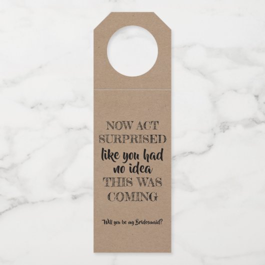 Nu Act Surprise - Grappig bruidsmeisje voorstel Flessenhanger (Voorkant)