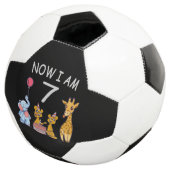 Nu ben ik 7 jaar op de zevende verjaardag van de d voetbal (Drie kwart)