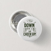 NU BEN IK OP - CHEER UP RONDE KNOP  BUTTON 3,2 CM (Voorkant /achterkant)