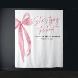 Nu bindt ze de knoop Vrijgezellenfeest Backdrops Wandkleed<br><div class="desc">De "Blush Pink Bow: She's Tying the Knot" Vrijgezellenfeest Backdrops zijn elegante en betoverende toevoegingen aan elk vrijgezellenfeest. Met een delicaat blush roze strik ontwerp, deze achtergronden creëer een charmante en romantische sfeer voor het evenement. Of ze nu worden gebruikt als achtergrond voor foto's, achter de desserttafel of als een...</div>
