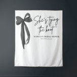 Nu bindt ze de knoop Vrijgezellenfeest Backdrops Wandkleed<br><div class="desc">Creëer een prachtig fotomoment met onze Black Bow "She's Tying the Knot" Vrijgezellenfeest achtergrond. Met een strakke zwarte lintboog en een elegant minimalistisch ontwerp is deze achtergrond ideaal voor vrijgezellenfeesten met een coquette, zwart-wit of een modern thema. Gebruik het achter desserttafels, als welkomstdisplay of voor een stijlvolle fotocabine. Volledig aanpasbaar...</div>