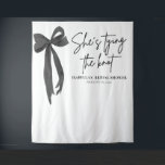 Nu bindt ze de knoop Vrijgezellenfeest Backdrops Wandkleed<br><div class="desc">Creëer een prachtig fotomoment met onze Black Bow "She's Tying the Knot" Vrijgezellenfeest achtergrond. Met een strakke zwarte lintboog en een elegant minimalistisch ontwerp is deze achtergrond ideaal voor vrijgezellenfeesten met een coquette, zwart-wit of een modern thema. Gebruik het achter desserttafels, als welkomstdisplay of voor een stijlvolle fotocabine. Volledig aanpasbaar...</div>