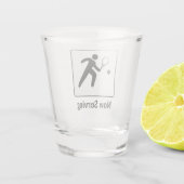 Nu dienen! Tennisser met Racquet en Tekst Shot Glas (Achterkant)