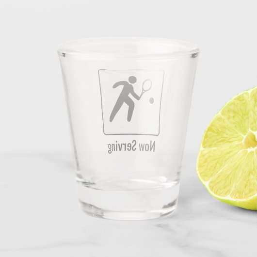 Nu dienen! Tennisser met Racquet en Tekst Shot Glas (Achterkant)