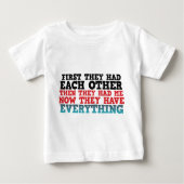 Nu hebben ze alles wat Baby T-shirt (Voorkant)
