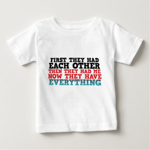 Nu hebben ze alles wat Baby T-shirt