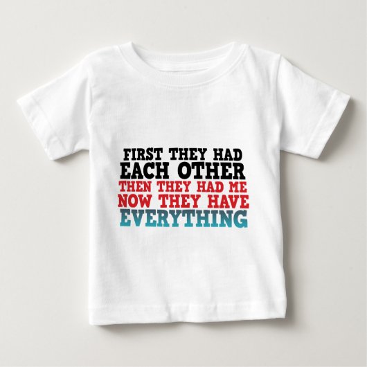Nu hebben ze alles wat Baby T-shirt (Voorkant)