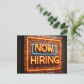 Nu inhuren neon teken op baksteen briefkaart (Staand voorkant)