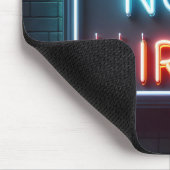 Nu inhuren neon teken op baksteen muismat (Hoek)