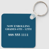Nu inschrijven | Custom School Logo Sleutelhanger (Achterkant)