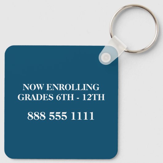 Nu inschrijven | Custom School Logo Sleutelhanger (Achterkant)