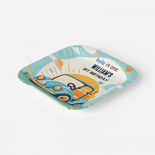 Nu jongen schattig golfgat in een eerste 1e verjaa papieren bordje (Gebogen)