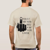 Nu krijg ik een klokje van vier mijn stem later t-shirt (Achterkant)