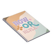 Nu of nooit Inspirerend citaat kleurrijke pastel Notitieboek (Rechterzijde)