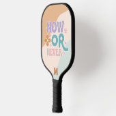 Nu of nooit | Inspirerend quote monogrammed Pickleball Paddle (Links)