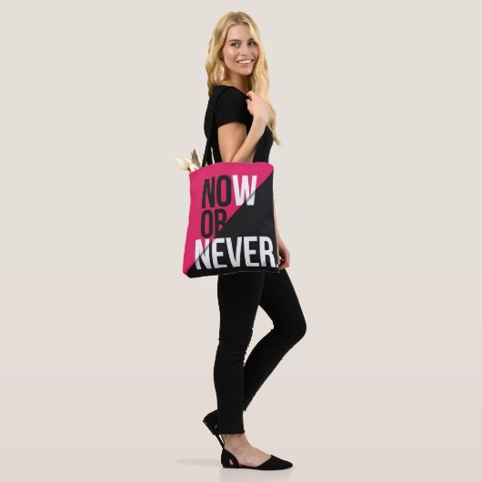 Nu of nooit" tote bag (Op model)