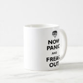 Nu paniek en freak uit koffiemok (Voorkant rechts)