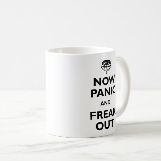 Nu paniek en freak uit koffiemok (Voorkant rechts)