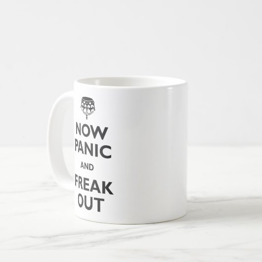 Nu paniek en freak uit koffiemok (Voorkant links)