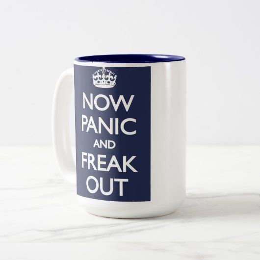 Nu paniek en freak uit tweekleurige koffiemok (Voorkant links)