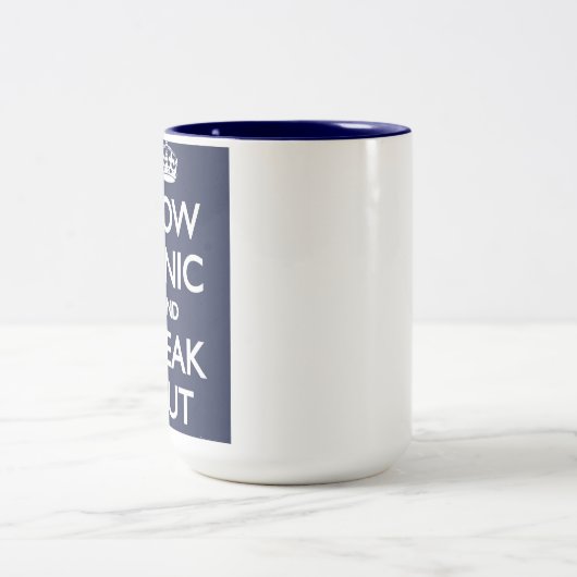 Nu paniek en freak uit tweekleurige koffiemok (Center)