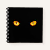 Nu ziet hij je zwarte kat notitieboek (Voorkant)