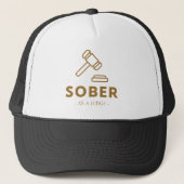 Nuchter als een rechter - Gold Gavel Trucker Hat Pet (Voorkant)