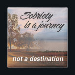 nuchterheid is een reis magneet<br><div class="desc">Een AA-slogan herinnert eraan dat soberheid een reis is, om van dag tot dag te genieten... een geweldig herstel van 12 stappen</div>