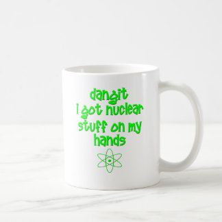 nucleair onderzoek op handen koffiemok