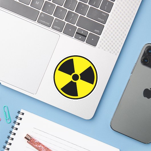Nucleair stralingssymbool, zwarte rand sticker (Laptop met iPhone)