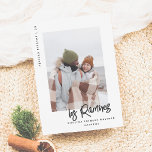 Nuestra Primera Navidad Casados 2 foto's Feestdagenkaart<br><div class="desc">¡Celebre su primera Navidad como recién casados con esta divertida tarjeta de fotos! El diseño presenteert een "Felices Fiestas" y el año a lo largo del lado izquierdo, dejando el protagonismo para su foto favorita. Puede elegir una foto de la boda, de la luna de miel o una selfie special....</div>