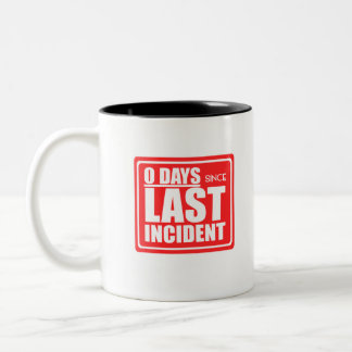 Nul dagen sinds laatste incident. tweekleurige koffiemok