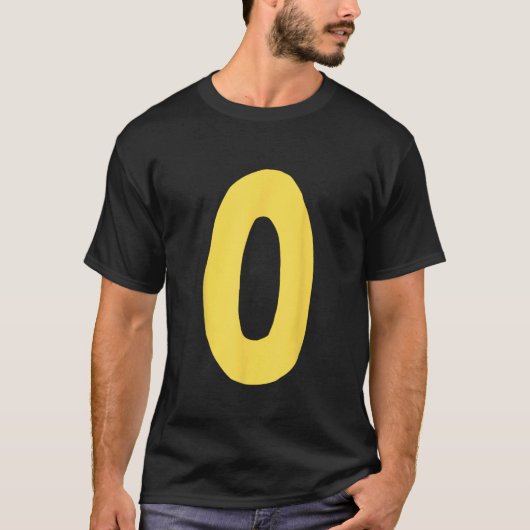 Nummer 0 groot en vet in geel t-shirt (Voorkant)