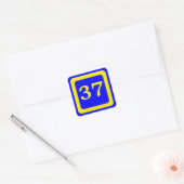 Nummer 37, blauwe achtergrond, geel lijst vierkante sticker (Envelop)