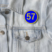 Nummer 57, in een cirkel ronde button 5,7 cm (In situ)