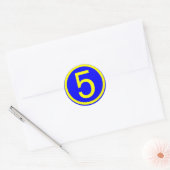 Nummer 5 in een cirkel, blauwe achtergrond ronde sticker (Envelop)
