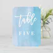 Nummer blauwe waterverf trouwtafel kaart (Staand voorkant)