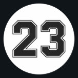 Nummer drieëntwintig 23 Sport Font Ronde Sticker<br><div class="desc">Nummer Drieëntwintig 23 Sport Font Sticker Nummer 23 met scherp,  schoon en vet dubbel omlijnd sportlettertype in zwart-wit. Dit veelzijdige display-lettertype is perfect voor sportbranding,  posters,  labels en nog veel meer. Nummer drieëntwintig sticker.</div>