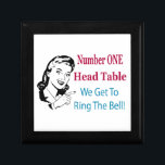 Nummer Een Hoofd Tafel -  Gal Cadeaudoosje<br><div class="desc">Vind je het niet leuk om de Bunco-bel te luiden? Nummer een hoofdtafel - we krijgen om de bel te luiden? Perfecte geschenkdoos voor het verzamelen van al het Bunco-geld! Bewaar je favoriete Bunco-dobbelstenen in deze doos. Grappig Bunco cadeau of prijs.</div>