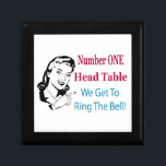 Nummer Een Hoofd Tafel -  Gal Cadeaudoosje<br><div class="desc">Vind je het niet leuk om de Bunco-bel te luiden? Nummer een hoofdtafel - we krijgen om de bel te luiden? Perfecte geschenkdoos voor het verzamelen van al het Bunco-geld! Bewaar je favoriete Bunco-dobbelstenen in deze doos. Grappig Bunco cadeau of prijs.</div>