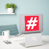 Nummerhashtag Rood en Witte sticker (Laptop op bureau)