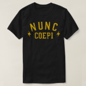 Nunc Coepi. Nu begin ik met de nieuwe beginnende V T-shirt (Design voorkant)