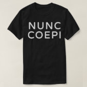 Nunc Coepi Wordmark Premium T-shirt (Design voorkant)