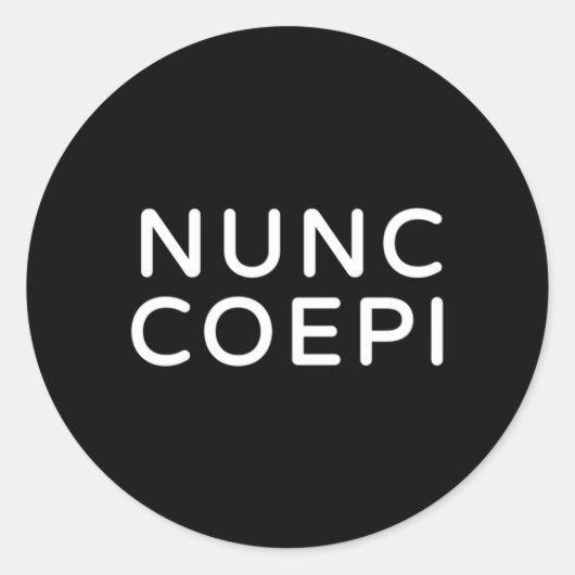 Nunc Coepi Wordmark Ronde Sticker (Voorkant)