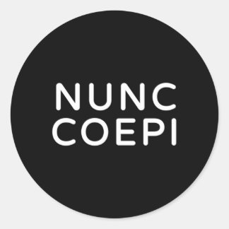 Nunc Coepi Wordmark Ronde Sticker