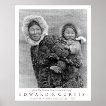 Nunivak Vrouw die kind vervoert