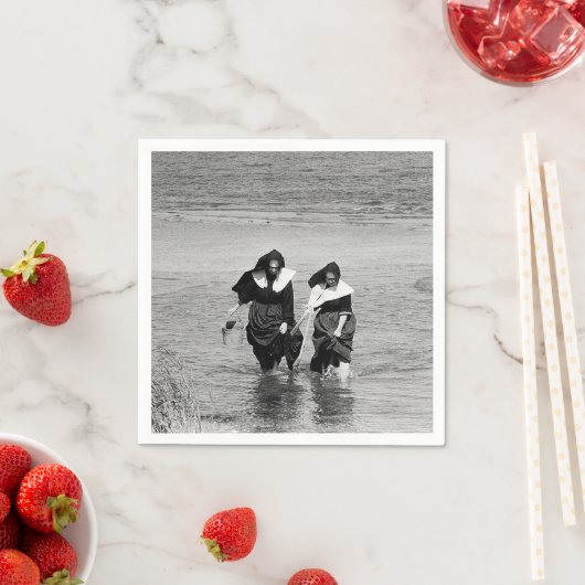 Nuns Clamming op Long Island Servet (Insitu)