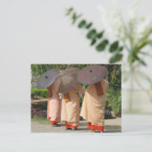 Nuns die almen verzamelen briefkaart (Staand voorkant)