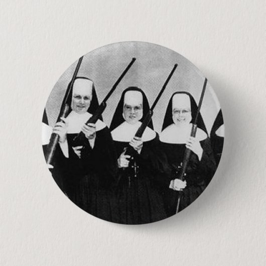 Nuns met Pistolen Ronde Button 5,7 Cm (Voorkant)